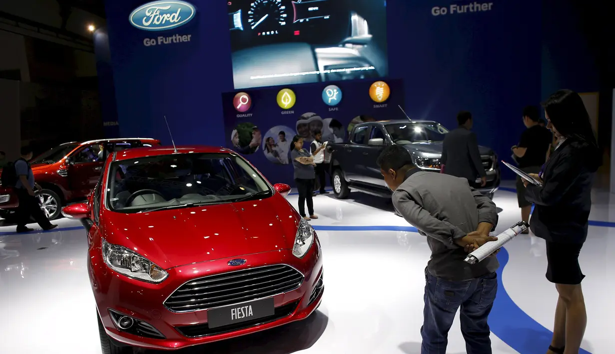 Sejumlah pengunjung melihat mobil Ford Fiesta di Indonesia International Motor Show, Jakarta, 21 Agustus 2015. Di Indonesia Ford hadir pada 2002 dan memiliki 44 dealer waralaba yang tersebar di Indonesia. (REUTERS / Darren Whiteside)