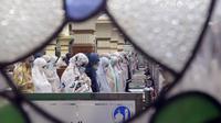 Umat Muslim Sholat Tarawih di Masjid Agung Al-Azhar, Jakarta, Jumat (1/4/2022). Masjid Al-Azhar memulai Sholat Tarawih, Jumat malam (1/4), sesuai perhitungan wujudul hilal Majelis Tarjih dan Tajdid PP Muhammadiyah yang menetapkan awal Ramadhan 2 April 2022. (Liputan6.com/Helmi Fithriansyah)