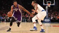 Aksi pemain Sacramento Kings, Rudy Gay #8 menggiring bola melewati pemain Knicks, Lance Thomas #42 pada laga NBA di Madison Square Garden, (5/12/2016). Knicks menang 106-98. (Reuters/Anthony Gruppuso-USA TODAY Sports)