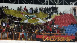 Suporter membentangkan lambang negara Garuda Pancasila jelang menyaksikan laga Timnas Indonesia U-16  melawan Singapura U-16 di Stadion Wibawa Mukti, Kab Bekasi, Kamis (8/6). Indonesia U-16 menang telak 4-0. (Liputan6.com/Helmi Fithriansyah)