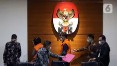 Dua tersangka tindak pidana korupsi pengadaan perangkat transportasi informasi terintegrasi (backbone coastal surveillance system) Badan Keamanan Laut, Leni Marlena (kedua kiri) dan Juli Amar Ma'ruf usai rilis penahanan di Gedung KPK, Jakarta, Selasa (1/12/2020). (Liputan6.com/Helmi Fithriansyah)