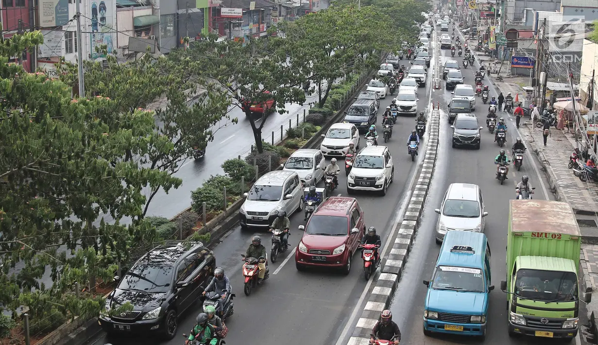 Suasana kemacetan di kawasan Depok, Jawa Barat, Senin (9/4). Pemerintah Jawa Barat merencanakan mencoba jalan berbayar dengan metode ERP pada 2019 di sejumlah ruas jalan Margonda, Kota Depok. (Liputan6.com/Herman Zakharia)