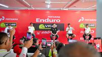 Franco Morbidelli (Ke-2 dari kanan), pembalap Pertamina Enduro VR46 Racing Team dan lulusan VR46 Riders Academy, saat berbicara di konferensi pers program pelatihan VR46 Riders Academy di Mandalika (Dokumentasi Pertamina Enduro VR46 Racing Team)