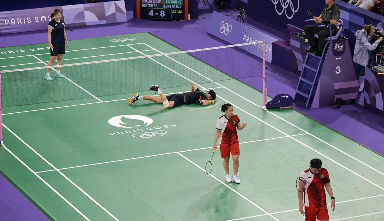 Pebulu tangkis ganda campuran Indonesia, Rinov Rivaldy/Pitha Haningtyas Mentari melakuakn selebrasi setelah mencetak poin ke arah pasangan Korea, Kim Won-ho/Jeong Na-eun pada laga Grup A cabang olahraga bulu tangkis Olimpiade Paris 2024 di Porte de la Chapelle Arena, Paris, Prancis, Sabtu (27/07/2024). (Dok. NOC Indonesia/Naif Muhammad Al'as)