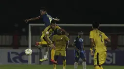 Gelandang PSIS Semarang, Heru Setyawan, duel udara dengan gelandang Bhayangkara FC, Wahyu Subo, pada laga Piala Indonesia di Stadion PTIK, Jakarta, Selasa (19/2). Bhayangkara FC bermain imbang 1-1 melawan PSIS. (Bola.com/Yoppy Renato)