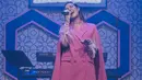 <p>Masih dengan palet warna monokrom, Raisa tampil dengan oversized double-breasted blazer berwarna magenta, detail cape di bagian lengan, dipadunya mengenakan satin trousers bernuasna senada. Ia menambahkan pemanis, gelang bulu di kedua tangannya. Foto: Instagram.</p>