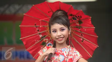 Seorang peserta mengenakan busana cheongsam saat mengikuti fashion show di SD Warga, Solo, Jawa Tengah, Jumat (5/2/2016). Fashion show bernuansa tionghoa diselenggarakan untuk menyambut Tahun Baru Imlek. (Foto: Boy Harjanto)