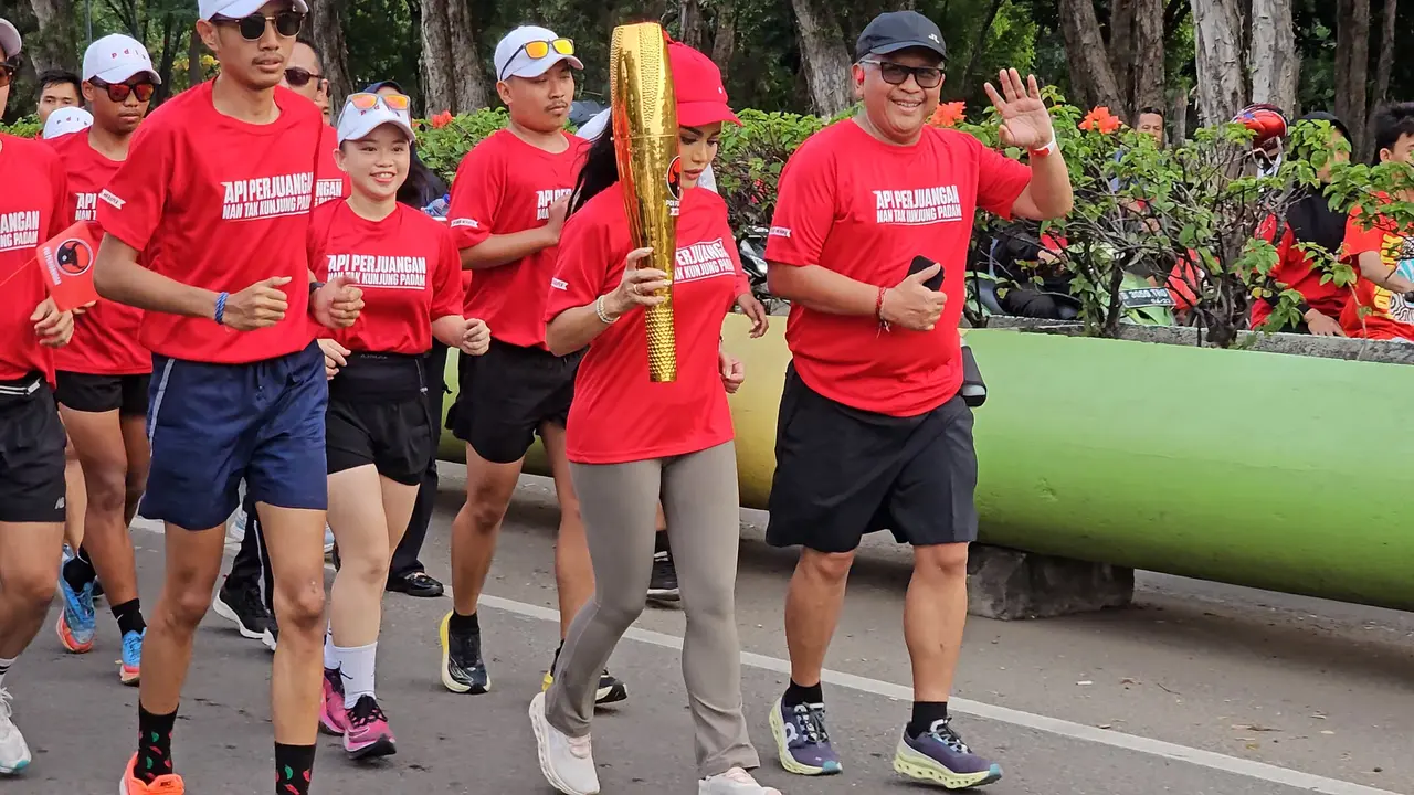 Sekretaris Jenderal DPP PDI Perjuangan (PDIP) Hasto Kristiyanto bersama jajaran saat membawa Obor Api Perjuangan