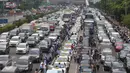 Kemacetan parah terjadi di sepanjang tol dalam kota dan Jalan Gatot Subroto, Jakarta, Selasa (22/3). Ribuan sopir taksi memblokir jalan protokol tersebut hingga membuat kendaraan lain tidak bisa lewat. (Liputan6.com/Immanuel Antonius)