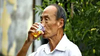 Glek. Setiap hari selama 43 tahun, Bao meminum air seninya sendiri.