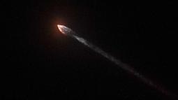 Pesawat ruang angkasa Double Asteroid Redirection Test (DART) dengan Roket SpaceX Falcon 9 yang diluncurkan dari Vandenberg Space Force Base terlihat dari Simi Valley, California, AS, 23 November 2021. Dalam jangka pendek, NASA perlu memastikan teknologi DART berfungsi. (AP Photo/Mark J. Terrill)
