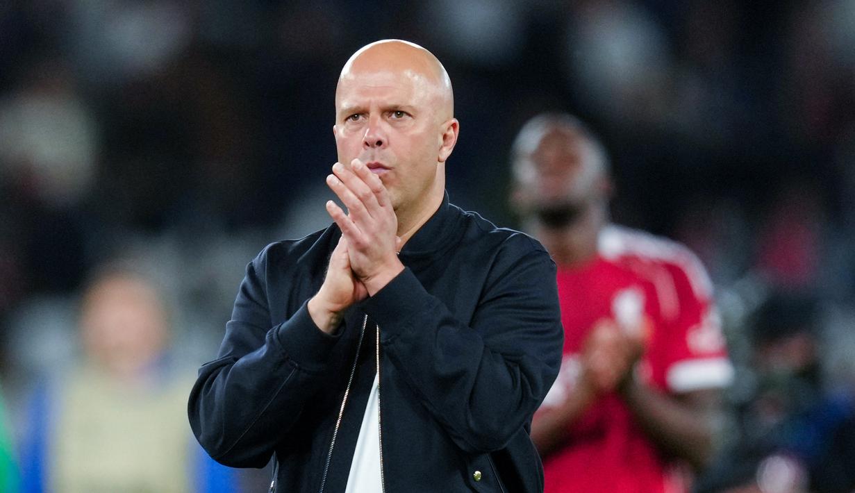 Meski kalah, Arne Slot mencoba tetap optimis. Skor 0-2 dianggapnya masih dalam batas aman untuk dikejar saat mereka bermain di hadapan publik sendiri pada leg kedua nanti. (AP Photo/Aurelien Morissard)