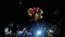 Setiap weekend, pengunjung  banyak menghabiskan malam di Benteng Kuto Besak, Palembang,  sembari menikmati pemandangan Jembatan Ampera. Foto diambil pada Sabtu (24/1/2015). (Liputan6.com/Johan Tallo)
