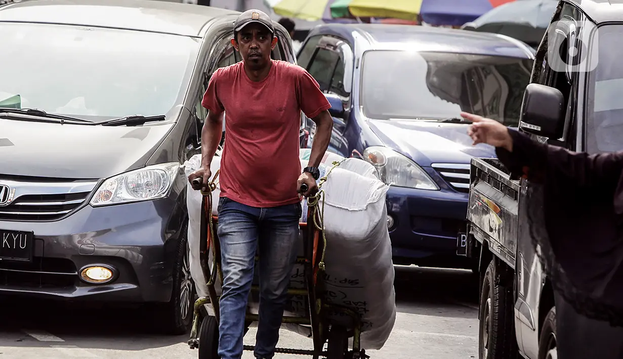 Setiap porter harus bersaing dengan porter lainnya untuk mendapat pelanggan di Pasar Tanah Abang. (Liputan6.com/Johan Tallo)