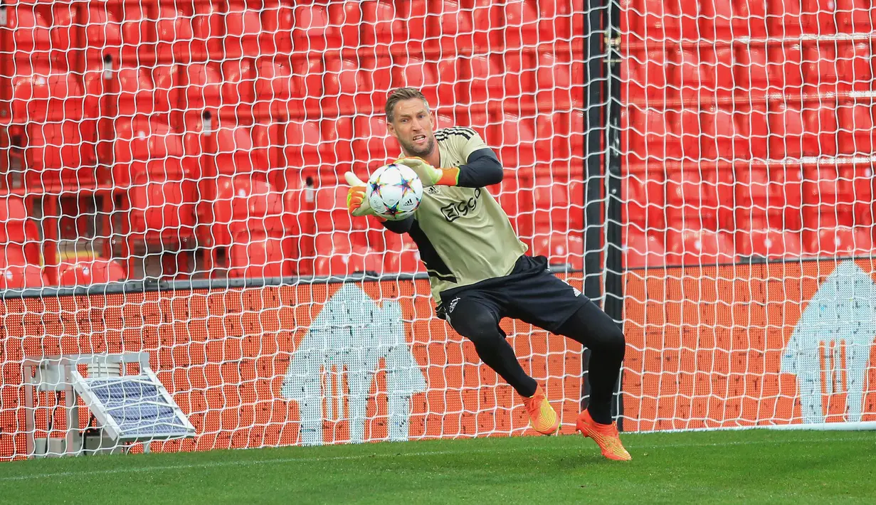 Kiper Ajax Maarten Stekelenburg mengambil bagian dalam sesi latihan di Stadion Anfield di Liverpool, 12 September 2022. Liverpool akan menjamu Ajax Amsterdam pada matchday 2 Grup A Liga Champions 2022/2023 di Anfield, Rabu 14 September 2022 dinihari WIB. (Photo by Lindsey Parnaby / AFP)