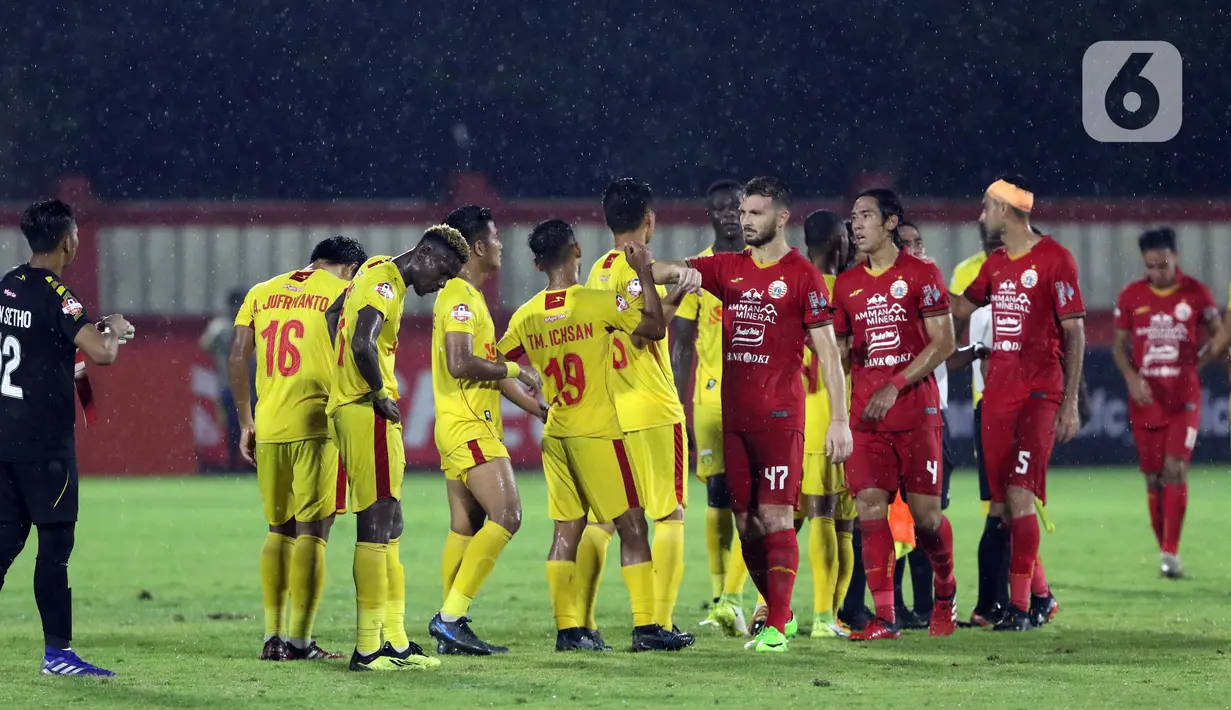 Pemain Bhayangkara FC dan Persija melakukan salam siku usai melakoni lanjutan Shopee Liga 1 Indonesia di Stadion PTIK, Jakarta, Sabtu (14/3/2020). Laga kedua tim berakhir imbang 2-2. (Liputan6.com/Helmi Fithriansyah)