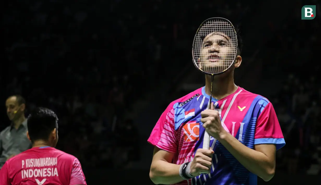 Ekspresi pebulu tangkis ganda putra Indonesia, Yeremia Erich Yoche Yacob Rambitan saat bertanding pada babak 16 besar Indonesia Open 2022 di Istora Senayan, Jakarta, Kamis (16/06/2022). Pramudya Kusumawardana/Yeremia Erich Yoche Yacob Rambitan dengan susah payah mengalahkan ganda putra China Taipe, Lee Yang/Wang Chi-Lin 3 set dengan skor 21-16, 17-21, 21-14. (Bola.com/Bagaskara Lazuardi)