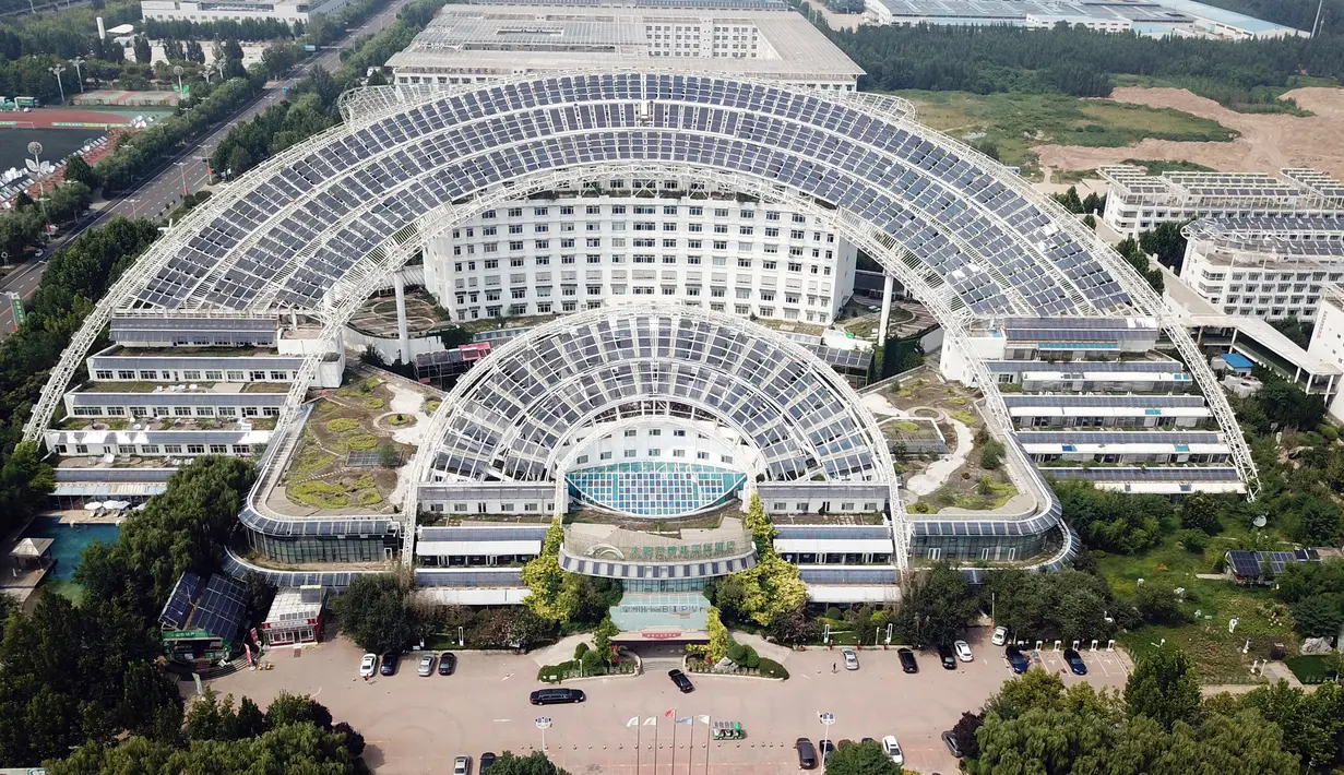 Panel surya Micro-E Hotel di Dezhou, Shandong Timur, Cina, 2 Agustus 2018. Kota Dezhou merupakan pusat energi matahari di Cina sejak 2005. (AP Foto/Fu Ting)