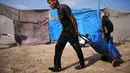Sebagai informasi, sekitar 90 persen fasilitas air, sanitasi, sumur, dan jaringan pipa di Gaza rusak atau hancur akibat serangan Israel sejak Oktober 2023 silam. Tampak dalam foto, seorang pria Palestina membawa jerigen berisi air melalui perkemahan tenda di Khan Younis, Jalur Gaza Selatan, Kamis 30 April 2026. (AP Photo/Abdel Kareem Hana)