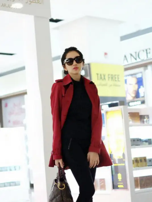 Kacamata hitam yang suka dipakai artis pemeran ‘Demi Cinta’ ini membuat Angel konsisten tampil anggun. (via instagram/@realangelkaramoy)