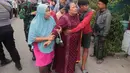 Dari jumlah tersebut, sebanyak 91 di antaranya melakukan evakuasi mandiri sesaat setelah kejadian. Tampak dalam foto, seorang perempuan dibantu untuk berjalan keluar setelah bangunan runtuh di sebuah pesantren di Sidoarjo, Jawa Timur, Selasa 30 September 2025. (AP Photo/Trisnadi)