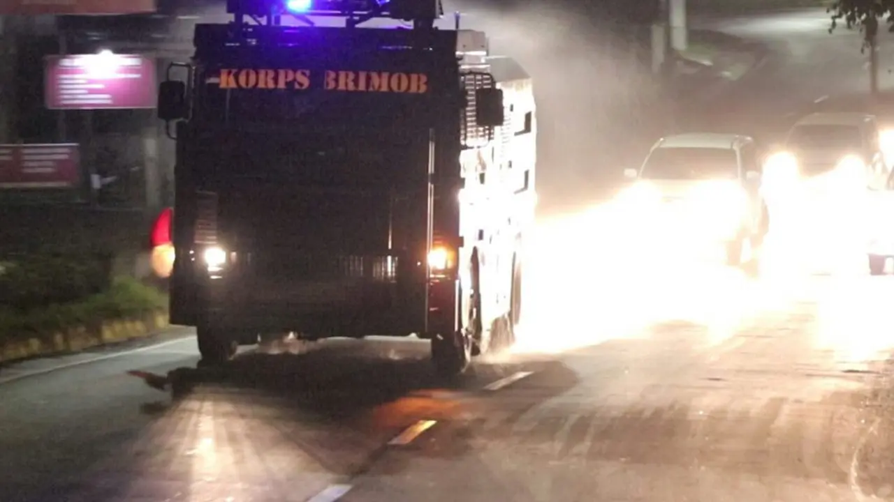Empat mobil AWC milik Brimob dan Ditsamapta Polda Sulut kembali menyemprot sejumlah kawasan di Manado, Selasa malam (15/12/2020) sekitar pukul 22.00 Wita.