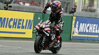 Pembalap Aprilia Racing Team, Jorge Martin, berhasil meraih podium juara di MotoGP Prancis musim ini yang berlangsung di Sirkuit Bugatti, Le Mans, Minggu (10/05/2026) malam WIB. (AFP/Loic VENANCE)