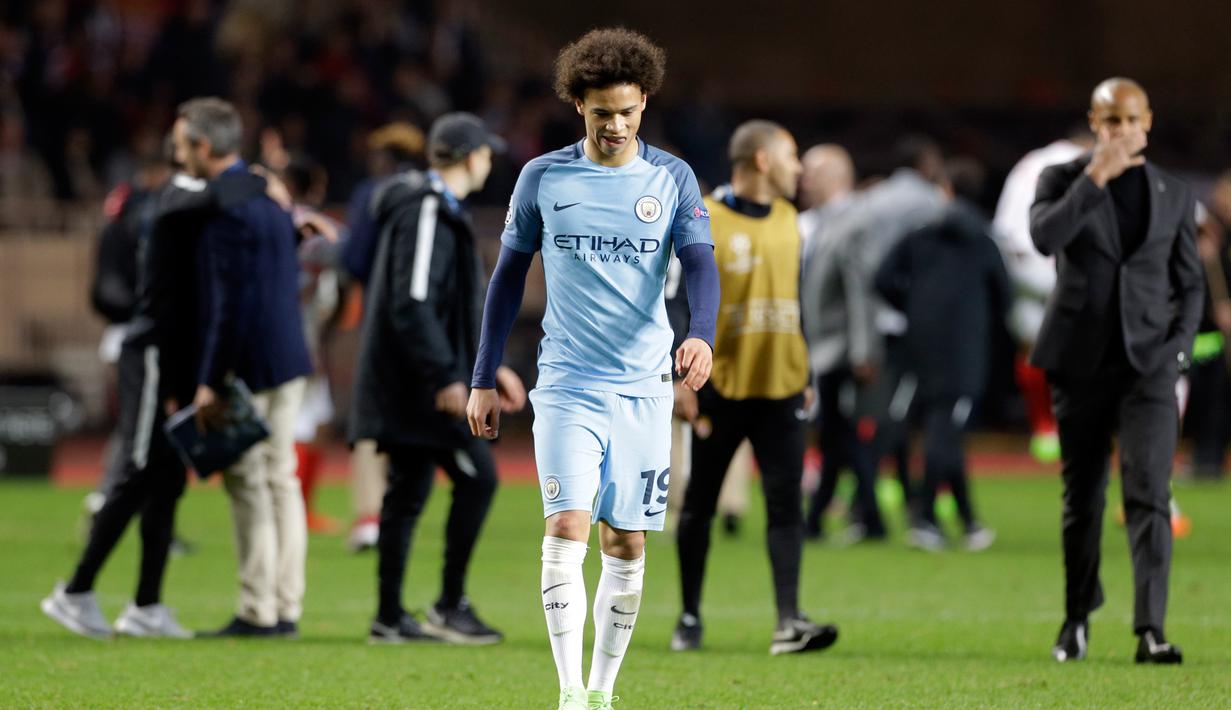Gelandang Manchester City, Leroy Sane tertunduk lesu usai pertandingan melawan AS Monaco pada leg kedua babak 16 besar Liga Champions di stadion Louis II, Monaco (16/3). City takluk 3-1 atas AS Monaco. (AP/Claude Paris)