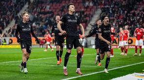 Kevin Diks dan tim Borussia Monchengladbach dalam pertandingan kontra Mainz, Jumat (6-12-2025) malam waktu setempat. (Dok. borrusia.com)