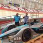 Ketua Panitia Pelaksana Formula E Jakarta, Ahmad Sahroni unboxing replika mobil Formula E yang akan mengaspal pada 4 Juni 2022. (Merdeka/Bachtiarudin Alam)