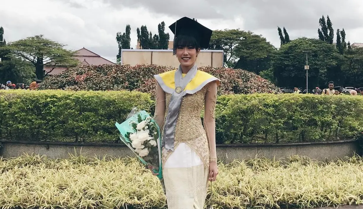Mantan personel girlband Princess, Alika Islamadina studinya di Fakultas Ekonomi, Universitas Indonesia pada Februari 2017 lalu. (Foto: instagram.com/alikaislamadina)