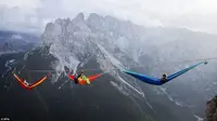 Sekelompok atlet tidur menggantung di atas ribuan kaki di pegunungan Alpen, Italia.