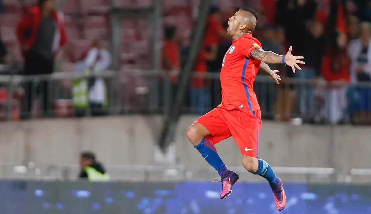 Gelandang Chile, Arturo Vidal melakukan selebrasi usai mencetak gol keduanya kegawang Peru pada Kualifikasi Piala Dunia 2018 di National Stadium, Chile (11/10). Arturo Vidal mencetak dua gol dan Chile menang atas Peru 2-1. (REUTERS/Rodrigo Garrido)