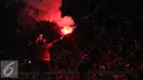 Suporter tim Macan Kemayoran menyalakan suar saat menyaksikan laga Persija melawan Persela di lanjutan Torabika Soccer Championship presented by IM3 Ooredoo di Stadion GBK Jakarta,Jumat (13/5). Persija unggul 2-1. (Liputan6.com/Helmi Fithriansyah)