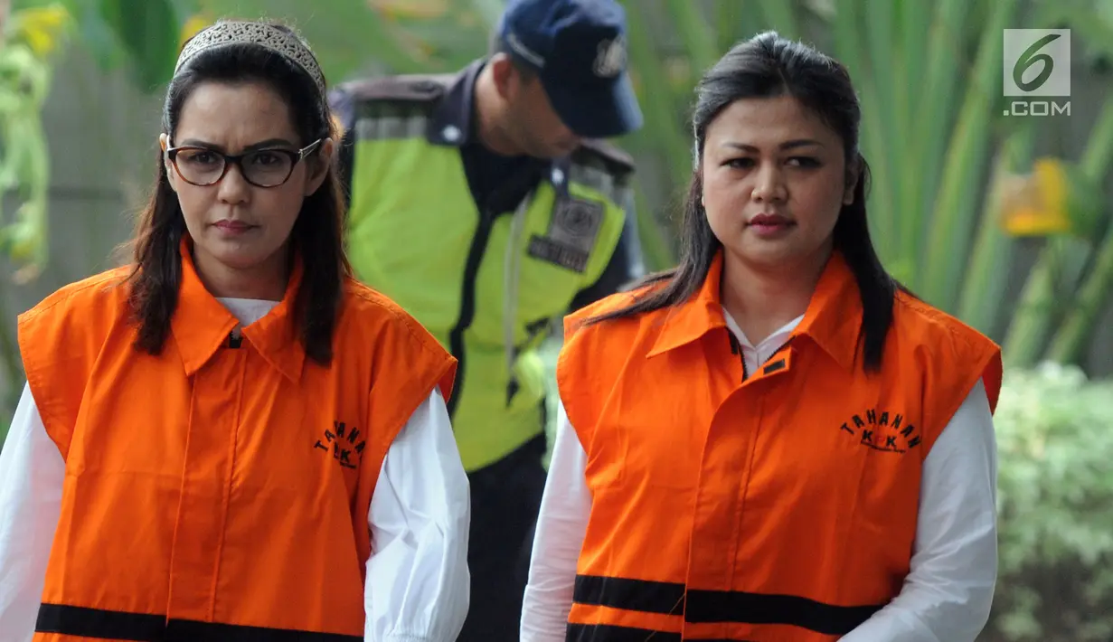 Anggota DPR Rooslynda Marpaung dan anggota DPRD Sumut Rinawati Sianturi tiba untuk menjalani pemeriksaan lanjutan di KPK, Jakarta, Kamis (19/7). Selain Rooslynda dan Rinawati, KPK juga memeriksa anggota DPRD Sumut Sony Firdaus. (Merdeka.com/Dwi Narwoko)