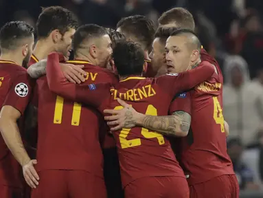 Para pemain AS Roma merayakan gol yang dicetak oleh Diego Perotti ke gawang Qarabag pada laga Liga Champions di Stadion Olimpico, Roma, Rabu (6/12/2017). AS Roma Menang 1-0 atas Qarabag. (AP/Alessandra Tarantino)