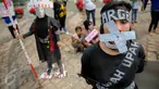 Seorang buruh melakukan aksi teatrikal di Bundaran HI, Jakarta, Kamis (20/8/2015). Dalam aksinya mereka menuntut Panarub Dwikarya, buyer Adidas dan Mizuno menyelesaikan kasus PHK massal  terhadap 1.300 pekerja. (Liputan6.com/Faizal Fanani)