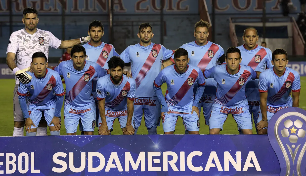 Para pemain starter Arsenal berfoto sebelum menghadapi Juan Aurich pada laga leg kedua putaran pertama Copa Sudamericana di Arsenal Stadium, Sarandi, Buenos Aires (11/5/2017). Arsenal de Sarandi didirikan pada 11 Januari 1957 oleh kakak beradik Hector dan Julio Humberto Grondona. Seperti Arsenal di Inggris, penamaan Arsenal de Sarandi karena kota Sarandi masih berkaitan dengan basis militer pada masa lalu, yaitu sebagai tempat pangkalan militer Argentina. (AFP/Juan Mabromata)