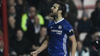 Gelandang Chelsea Cesc Fabregas merayakan gol ke gawang Sunderland pada laga Premier League di Stadium of Light, Sunderland, Rabu (14/12/2016). (AFP/Oli Scarff)