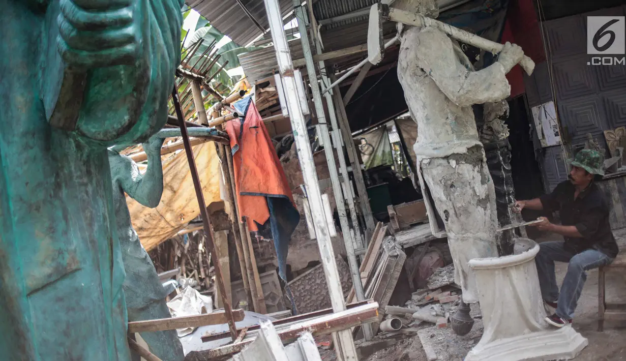 Perajin Sutopo membuat pesanan patung raksasa di kawasan Pondok Cabe, Tangerang Selatan, Jumat (14/12). Sutopo menjual patungnya berkisar antara Rp1,7 juta Hingga Milliaran rupiah. (Liputan6.com/Faizal Fanani)