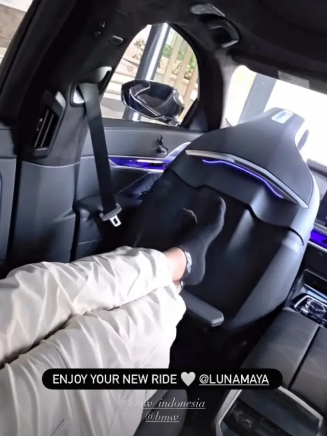 Potret Mobil Baru Luna Maya