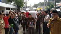 Pemakaman Jaksa Dodi Junaedi Korban Lion Air Jatuh. (Liputan6.com/Nafiysul Qodar)