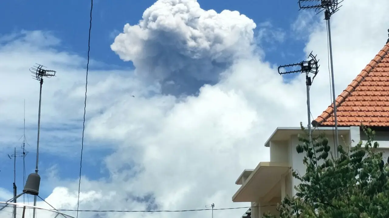 Turun Status Gunung Agung Meletus