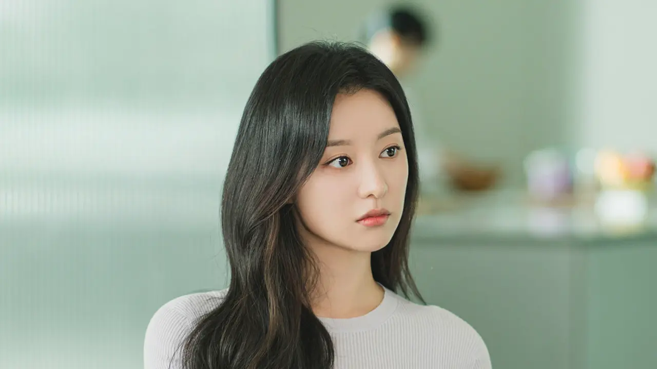 Kim Ji Won dalam drakor Queen of Tears. (tvN via Soompi)
