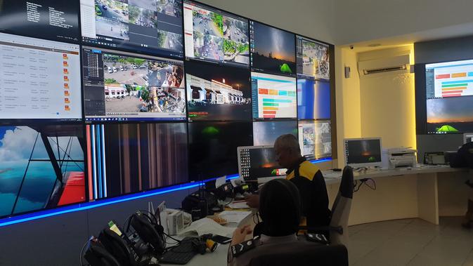 Suasana di dalam ruangan Command Center di gedung Polrestabes Surabaya. (Liputan6.com/Nanda Perdana Putra)