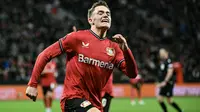 Selebrasi gelandang Bayer Leverkusen, Florian Wirtz setelah mencetak gol ke gawang Union St-Gilloise pada laga leg pertama perempatfinal Liga Europa 2022/2023 di Leverkusen (13/4/2023). Florian Wirtz sebenaranya diproyeksikan untuk menggantikan peran Riyad mahrez yang meninggalkan Manchester City untuk bermain di Liga Arab Saudi. Dengan cederanya Kevin De Bruyne dan ditinggal Riyad mahrez, mendatangkan pemain serba bisa Bayer Leverkusen, Florian Wirtz tentu jadi opsi yang realistis. (AFP/Ina Fassbender)