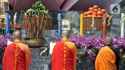 Sejumlah biksu melaksanakan rangkaian perayaan Tri Suci Waisak 2566 BE/2022 di Candi Borobudur, Magelang, Jawa Tengah, Senin (16/5/2022). Setelah sempat ditiadakan selama dua tahun akibat pandemi COVID-19, perayaan Tri Suci Waisak kembali digelar dan diikuti ribuan umat Buddha dari berbagai daerah secara khidmat. (merdeka.com/Iqbal S. Nugroho)