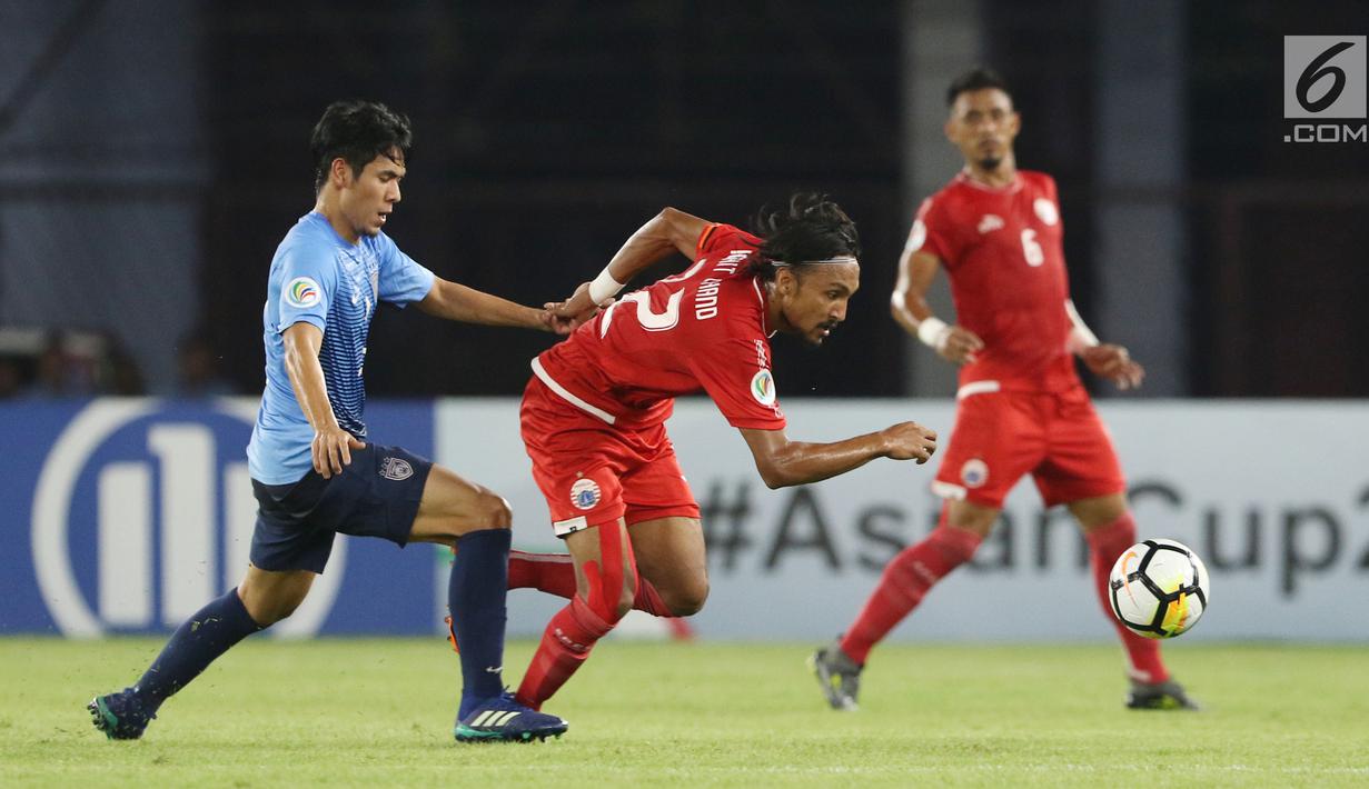 Gelandang Persija, Rohit Chand (tengah) berebut bola dengan pemain Johor Darul Takzim pada lanjutan penyisihan Grup H Piala Asia 2018 di Stadion GBK, Jakarta, Selasa (10/4). Babak pertama Persija unggul 3-0. (Liputan6.com/Helmi Fithriansyah)