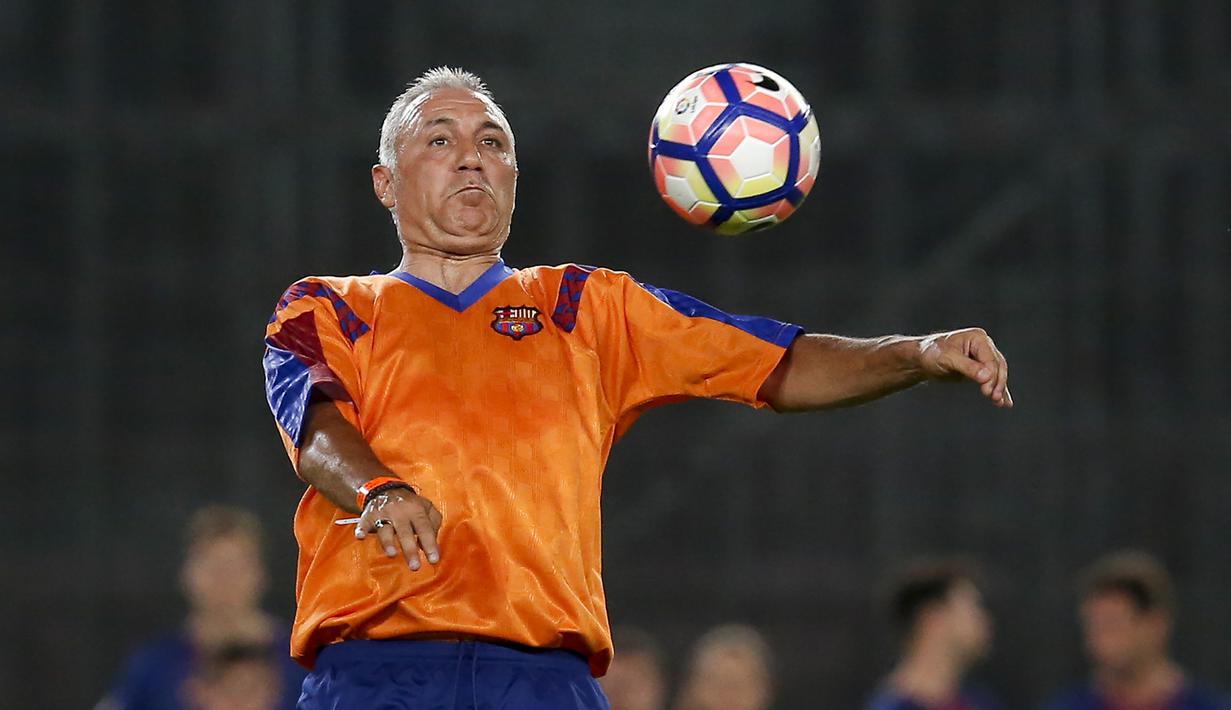 Hristo Stoichkov - Penyerang asal Bulgaria ini menjadi striker pilihan utama di bawah kepelatihan Johan Cruyff. Stoichkov mencetak 118 gol selama 7 musim dan sukses merebut gelar juara La Liga selama empat musim beruntun pada 1990/1991 sampai 1993/1994 di Barcelona. (AFP/Pau Barrena)