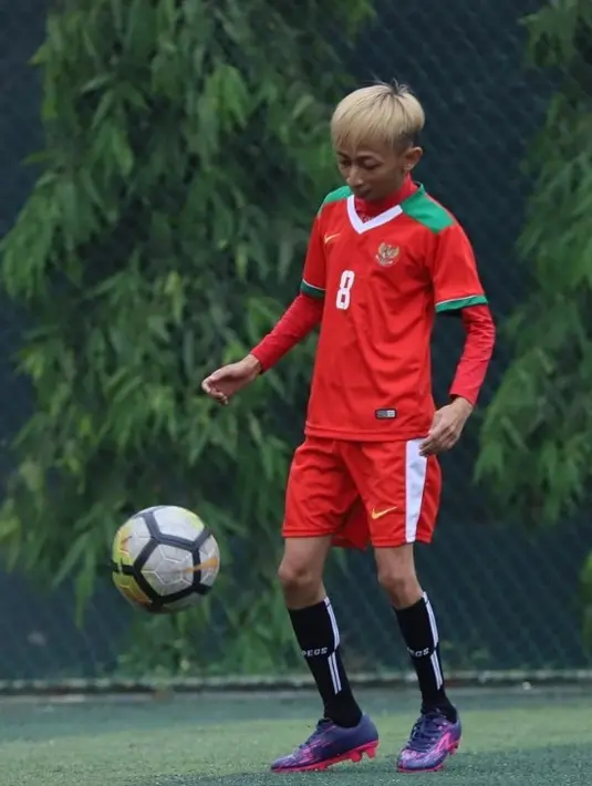 <p>Dari unggahannya, Omo Kucrut kerap manggung di beberapa kota di luar pulau Jawa. Bahkan, hingga sampai negeri tetangga, Malaysia. Omo Kucrut juga kerap berganti-ganti warna rambut. [Instagram/omokucrut]</p>